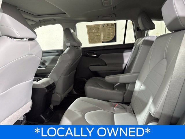 Used 2022 Toyota Highlander XLE AWD/4WD image 18
