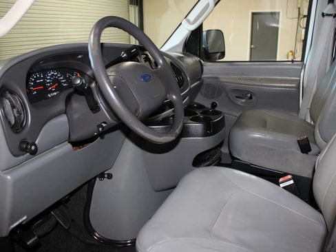Used 2006 Ford E-350 and Econoline 350 Super Duty RWD image 18