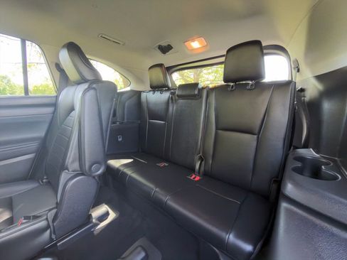 Used 2021 Toyota Highlander XLE AWD/4WD image 25