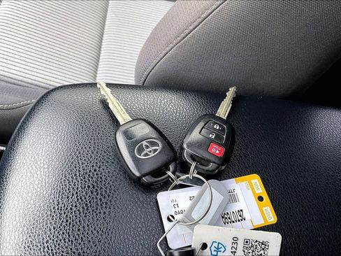 Used 2013 Toyota RAV4 XLE AWD/4WD image 35