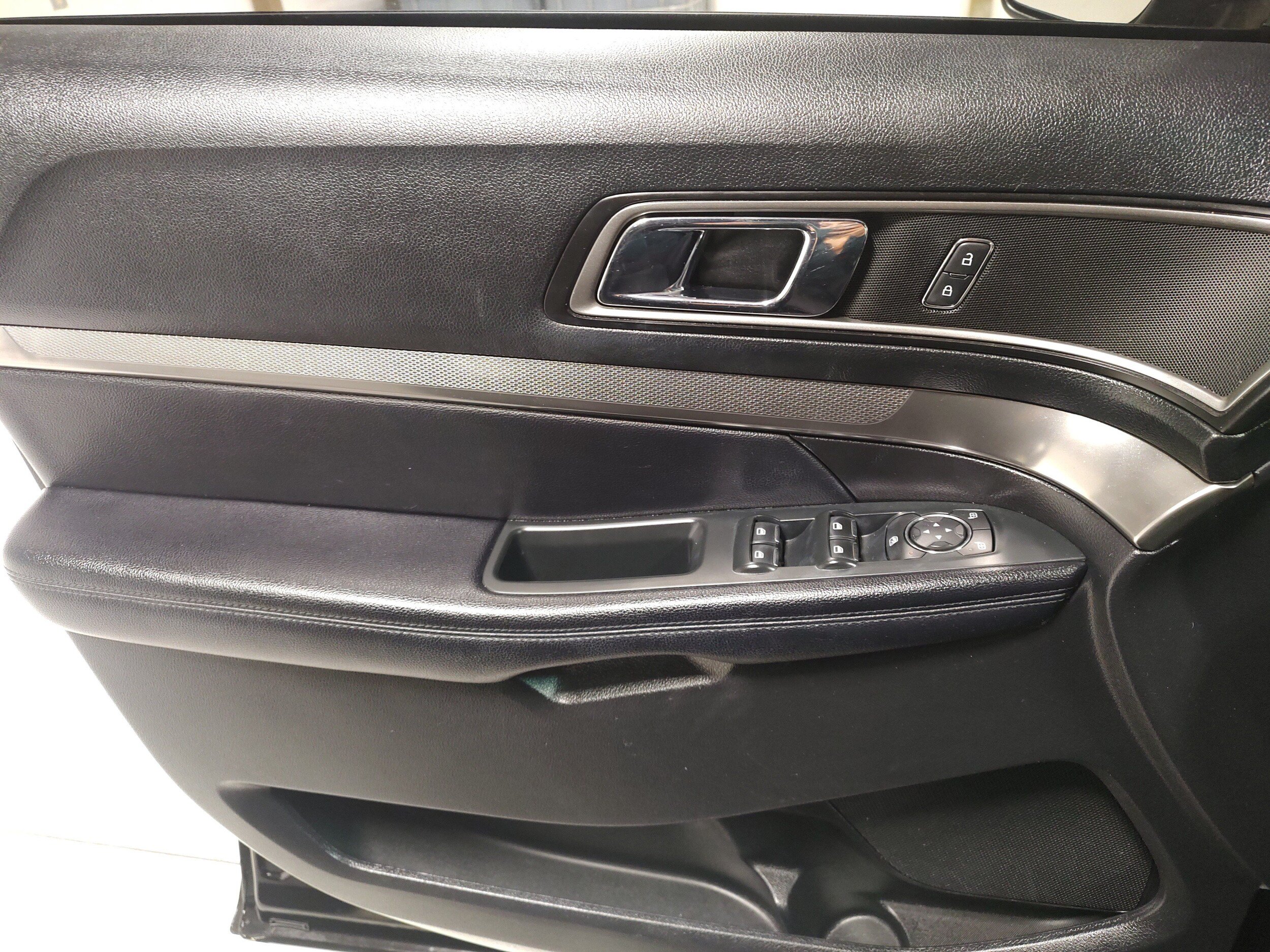 Used 2018 Ford Explorer XLT w/ Equipment Group 201A AWD/4WD image 8