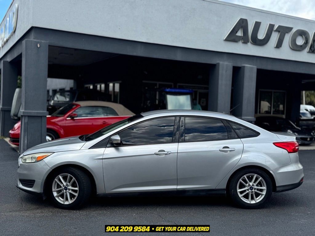 Used 2017 Ford Focus SE FWD image 2