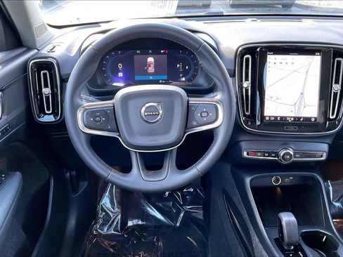 Used 2024 Volvo XC40 B5 Core image 5