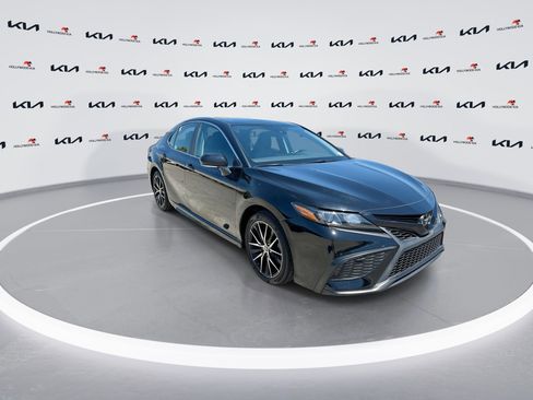 Used 2023 Toyota Camry SE image 2