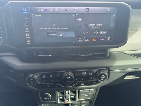 Used 2024 Jeep Wrangler Sahara image 19