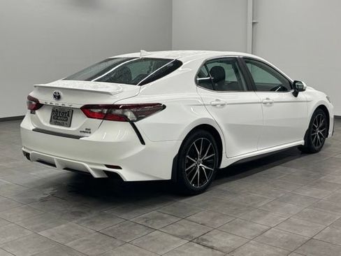 Used 2022 Toyota Camry SE FWD image 2