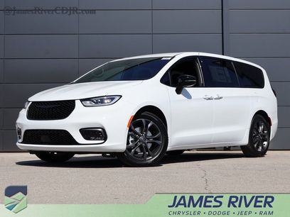 New 2026 Chrysler Pacifica Select