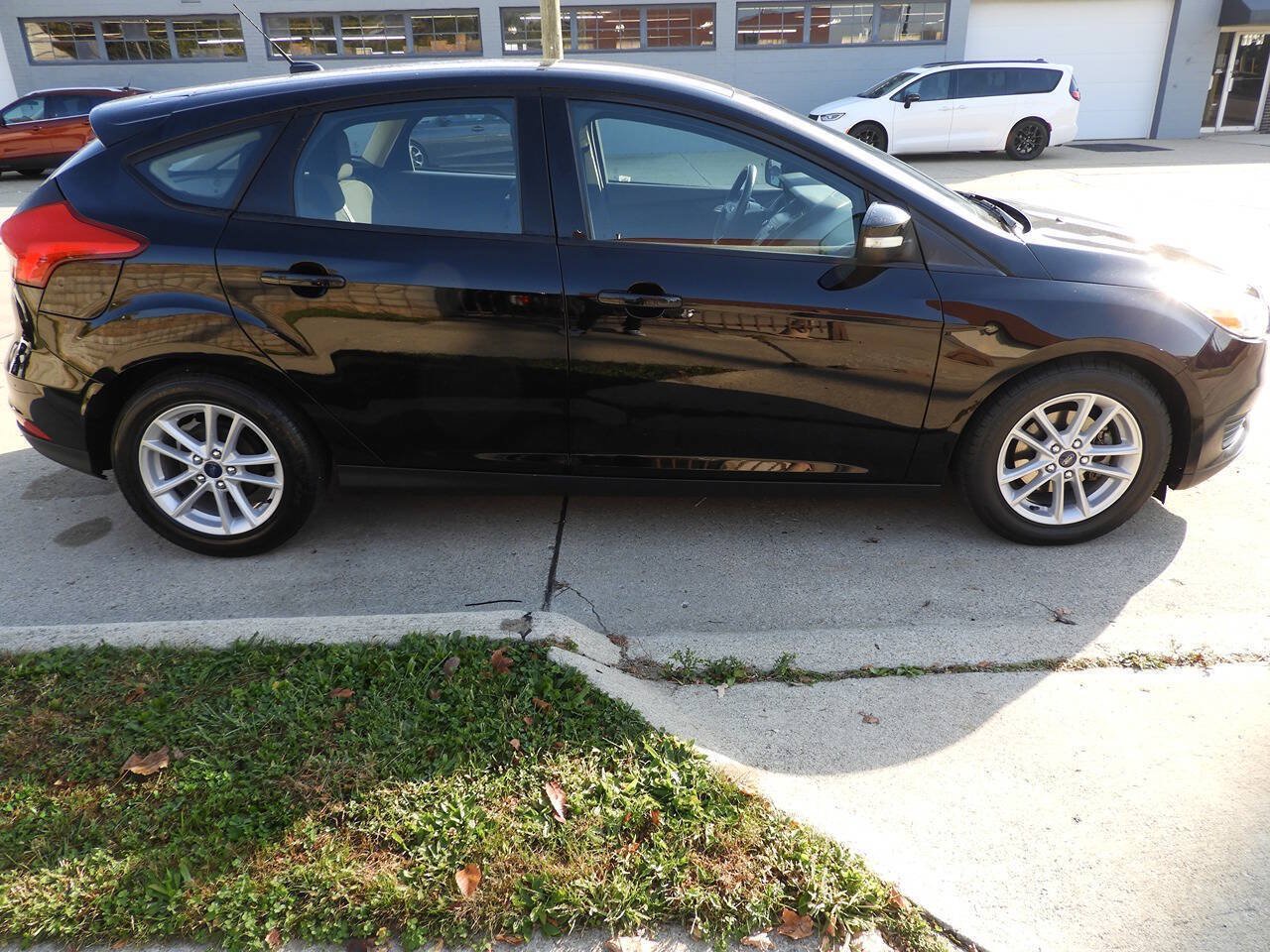 Used 2018 Ford Focus SE w/ Cold Weather Package FWD image 9