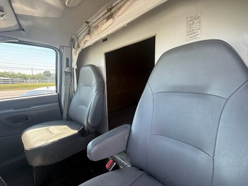 Used 2006 Ford E-350 and Econoline 350 Super Duty RWD image 12