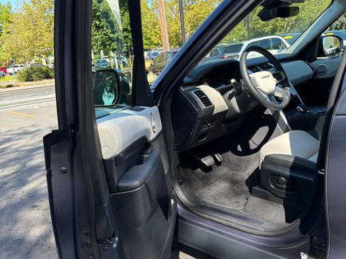 Used 2025 Land Rover Discovery Metropolitan Edition AWD/4WD image 5