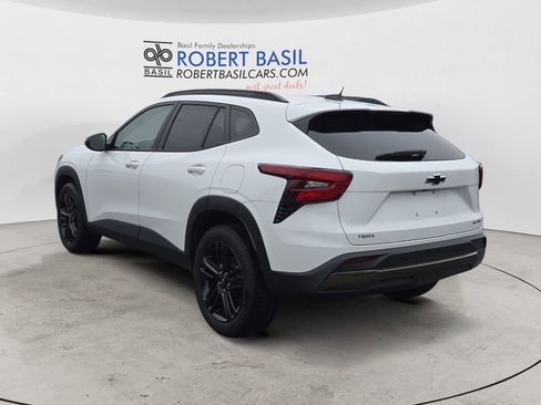 Used 2025 Chevrolet Trax ACTIV w/ Sunroof Package image 3