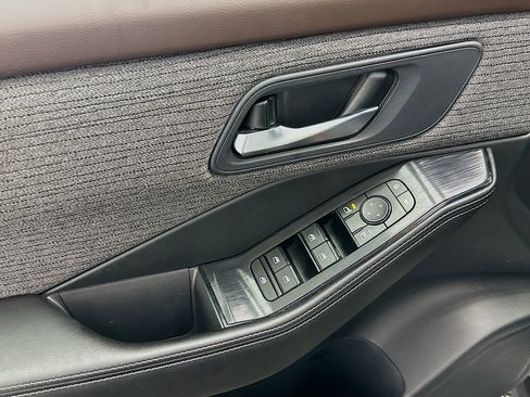 Used 2023 Nissan Rogue SV image 15