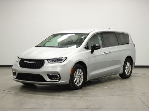 Used 2024 Chrysler Pacifica Touring-L image 4
