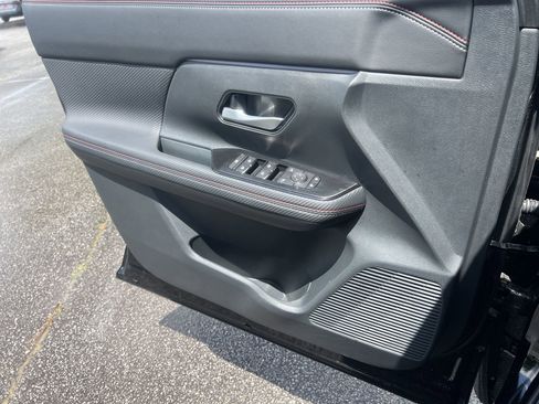 Certified 2025 Nissan Kicks SR FWD image 11