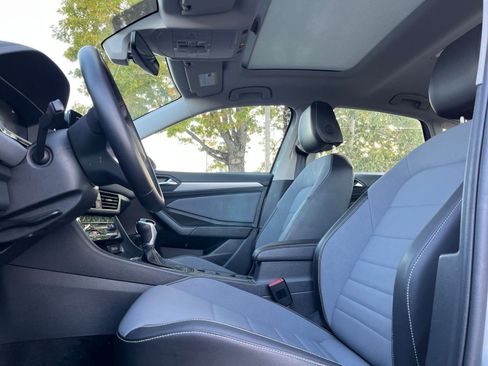 Used 2025 Volkswagen Jetta SE image 27