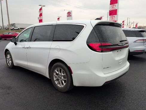 Used 2024 Chrysler Pacifica Touring-L image 5