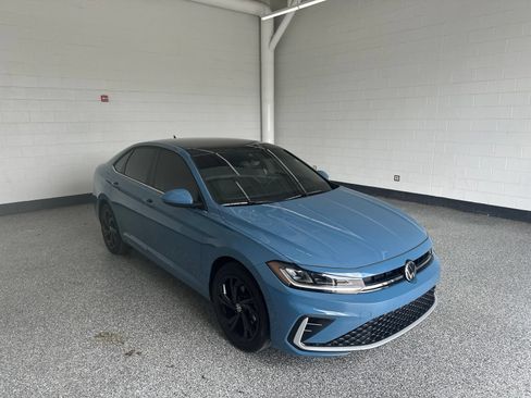 Used 2025 Volkswagen Jetta SE FWD image 4