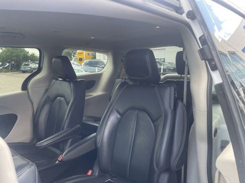Used 2023 Chrysler Pacifica Touring-L FWD image 17