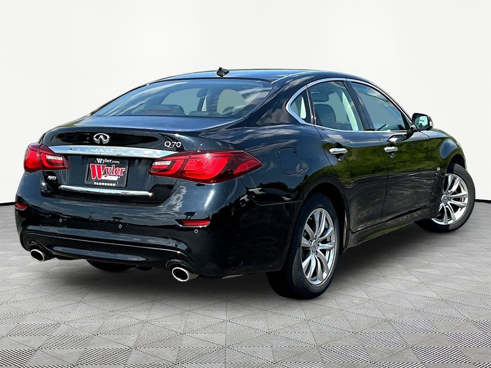 Used 2017 INFINITI Q70 3.7 AWD/4WD image 6