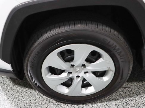 Used 2020 Toyota RAV4 LE FWD image 11