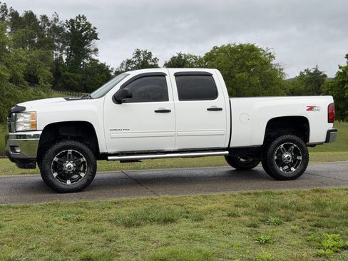 Used 2011 Chevrolet Silverado 2500 LT w/ Interior Plus Package AWD/4WD image 5