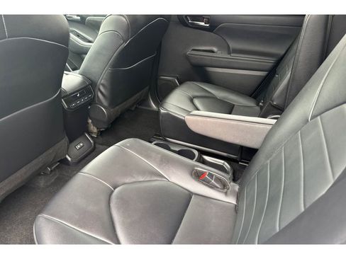 Used 2024 Toyota Highlander XLE image 14