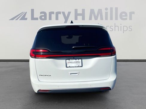 New 2026 Chrysler Pacifica Select image 4