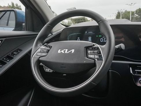 Certified 2025 Kia Niro EX FWD image 17