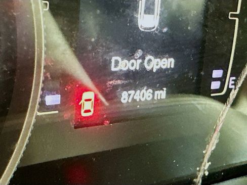 Used 2017 Jeep Cherokee Latitude w/ Cold Weather Group image 12