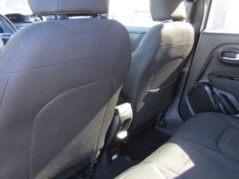 Used 2019 Jeep Renegade Latitude w/ UConnect 8.4 Nav Group image 11