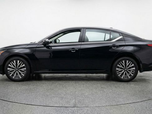 Used 2025 Nissan Altima 2.5 SV FWD image 5