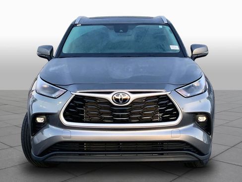 Used 2025 Toyota Highlander XLE FWD image 4