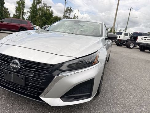 Used 2024 Nissan Altima 2.5 SV FWD image 11