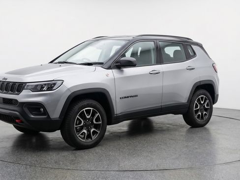 Used 2025 Jeep Compass Trailhawk AWD/4WD image 3