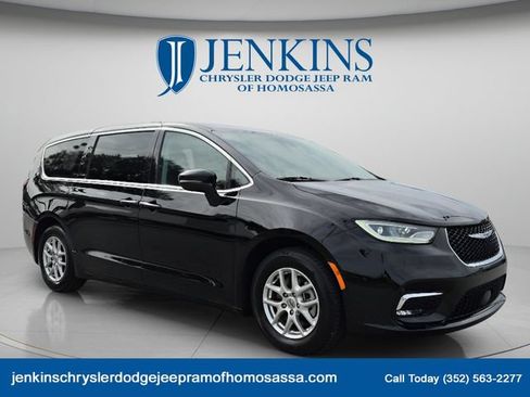 Used 2024 Chrysler Pacifica Touring-L FWD image 2