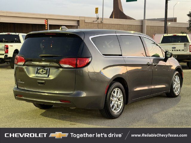 Used 2022 Chrysler Voyager LX FWD image 6