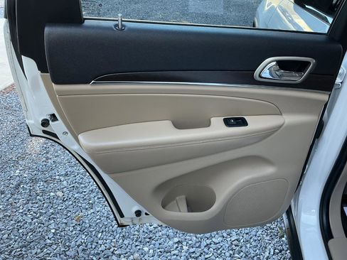 Used 2017 Jeep Grand Cherokee Limited image 16