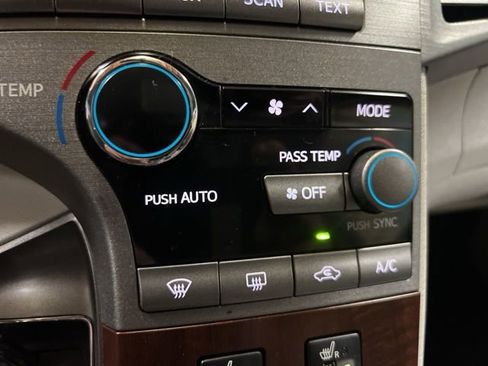 Used 2012 Toyota Venza XLE image 30