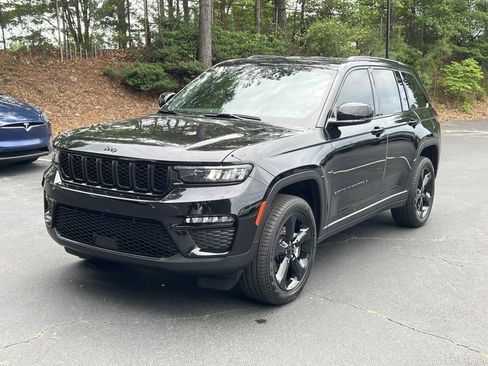 Used 2025 Jeep Grand Cherokee Limited w/ Black Appearance Package AWD/4WD image 3