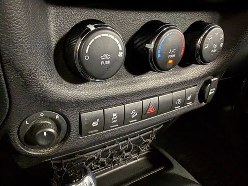 Used 2017 Jeep Wrangler Unlimited Sahara AWD/4WD image 26
