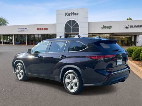 Used 2022 Toyota Highlander LE FWD image 4