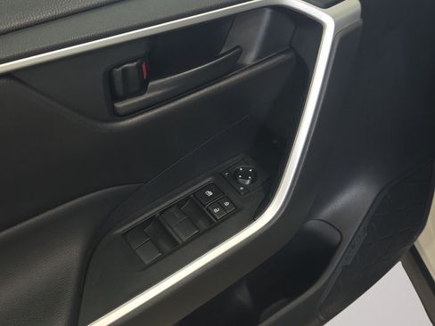 Used 2021 Toyota RAV4 LE AWD/4WD image 11