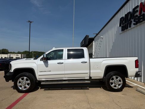 Used 2019 GMC Sierra 2500 Denali w/ Duramax Plus Package AWD/4WD image 3