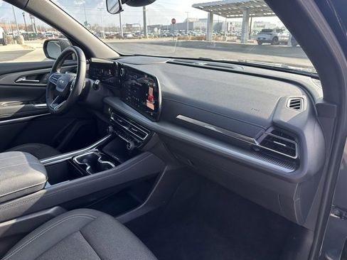 Used 2025 Chevrolet Traverse LT image 24