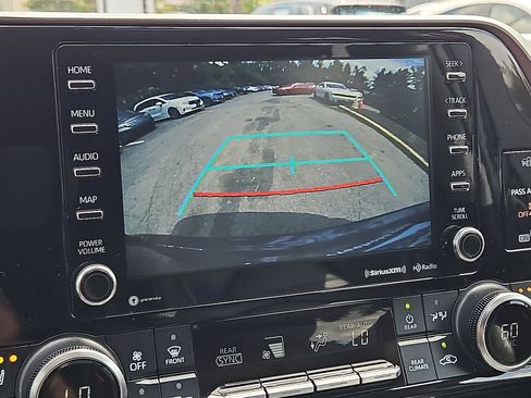 Used 2022 Toyota Highlander XLE image 19