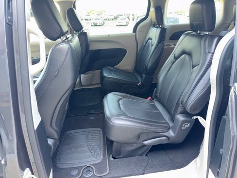 Used 2023 Chrysler Pacifica Touring-L FWD image 12