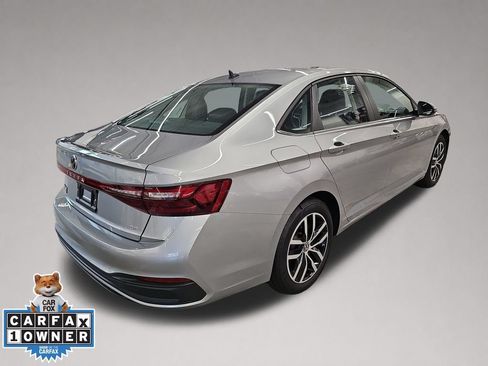 Used 2025 Volkswagen Jetta SE FWD image 3