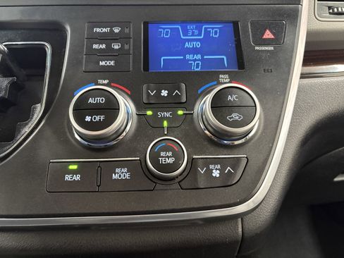 Used 2015 Toyota Sienna Limited image 22