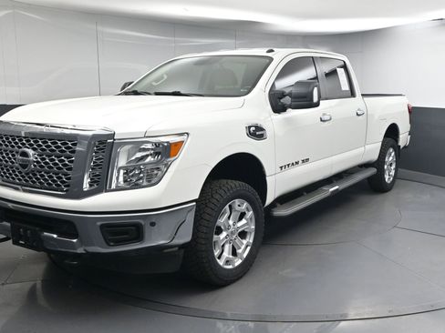 Used 2019 Nissan Titan SV w/ SV Convenience Package AWD/4WD image 3