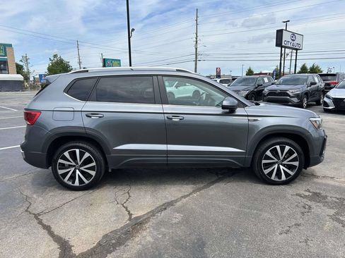 Used 2024 Volkswagen Taos SE FWD image 2